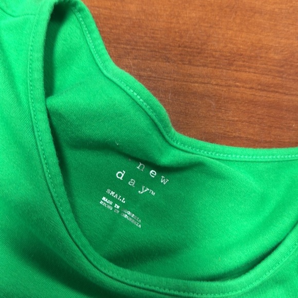 A new day puff sleeve top S // 052228 - Picture 2 of 2